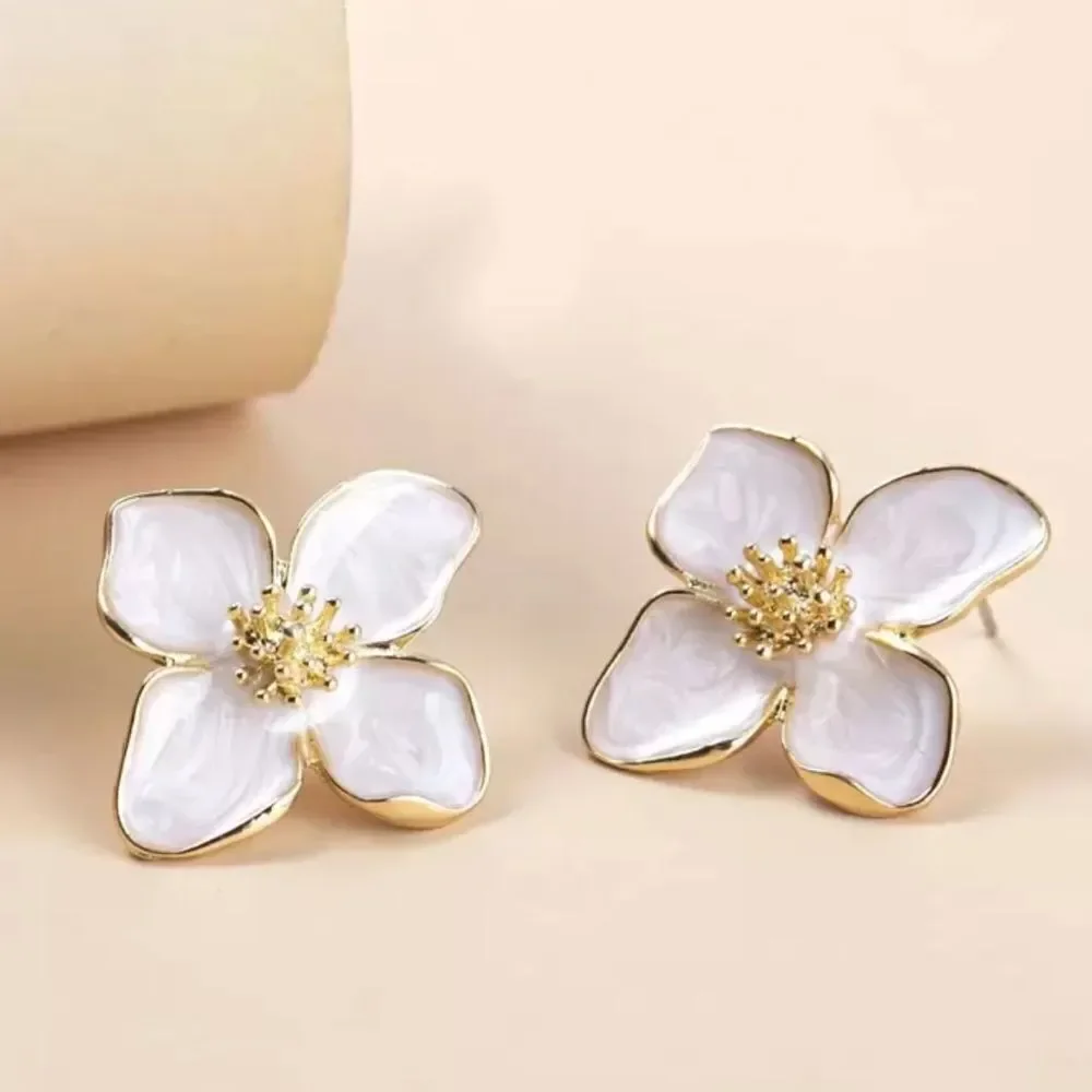 White flower stud earrings A653